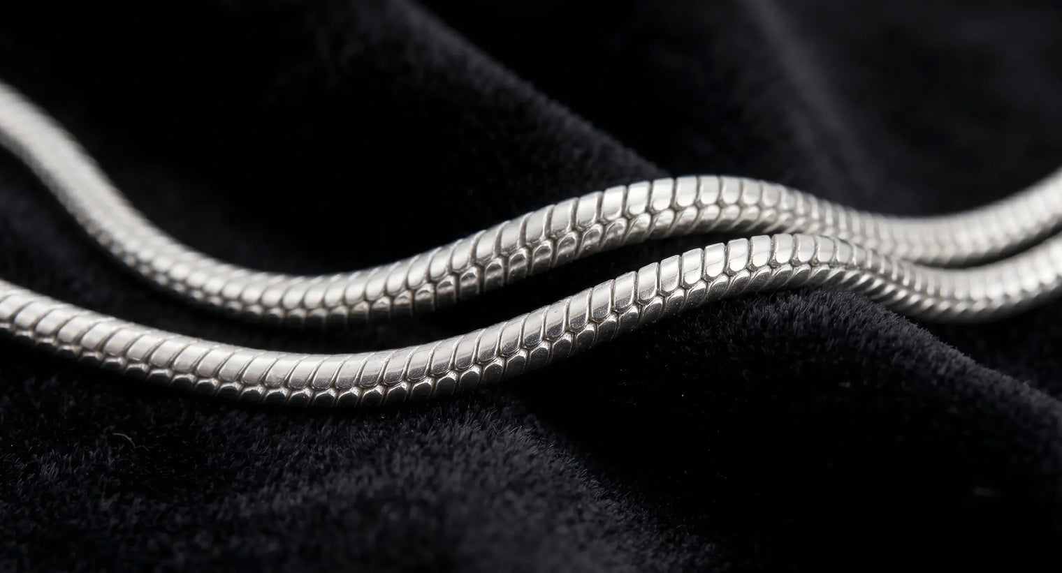 Photo-closeup-showing-what-is-a-snake-chain-texture